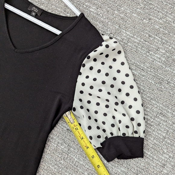 🎈Storm Women's (Size Medium) Black V-Neck Top With Polka Dot Puff Sleeves - Picture 8 of 12